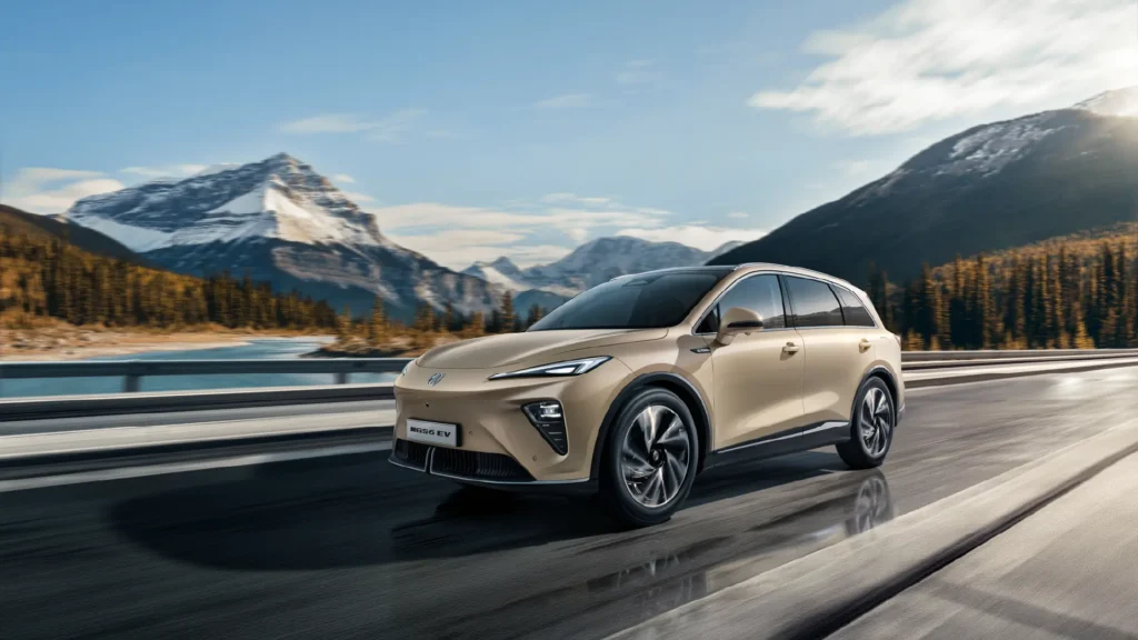 Beige SUV på vei ved innsjø og fjell.